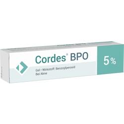Eine weiße Tube Cordes BPO 5% Akne-Gel gegen Pickel.